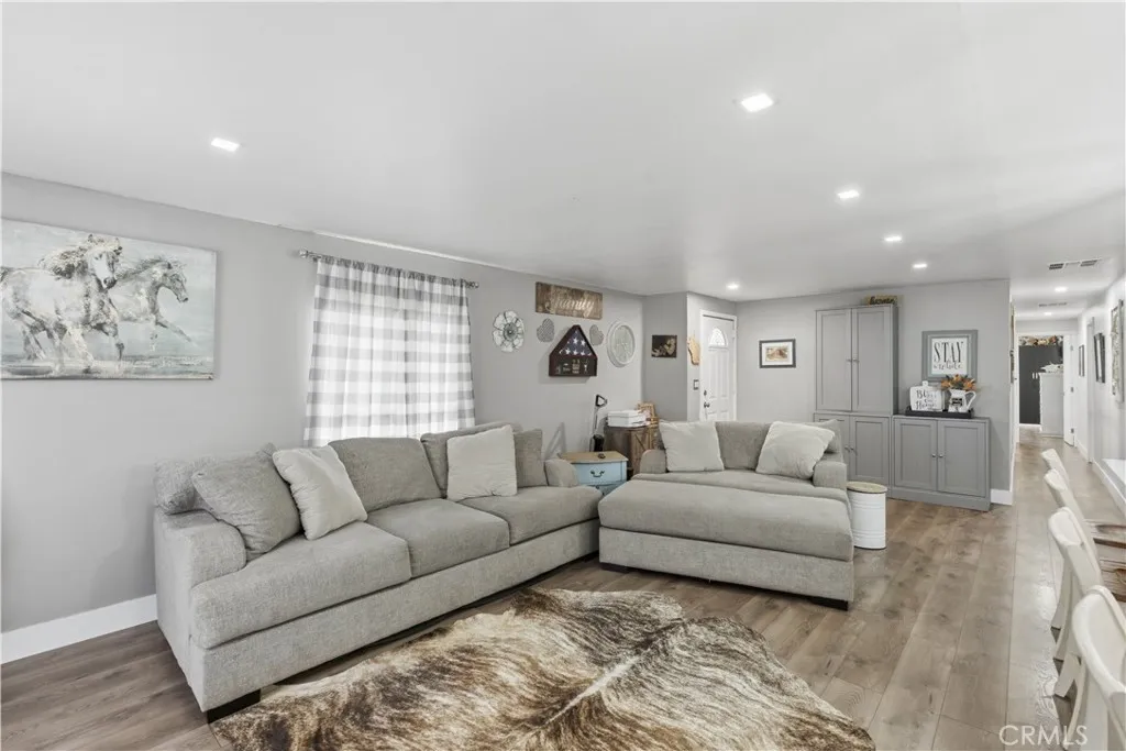 https://cdn.realtyfeed.com/cdn/127/306723500/c60cee12080200edfd6313a67dd6c69c.webp