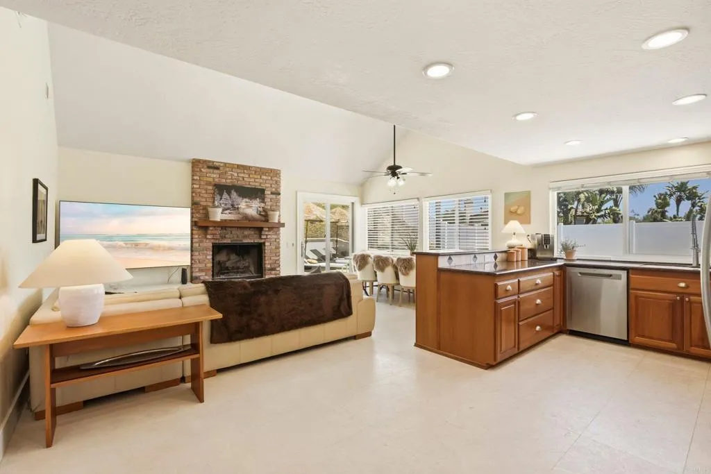 https://cdn.realtyfeed.com/cdn/127/306723660/4de8977cd1e0ea7eacd214bbd4b0f8ae.webp