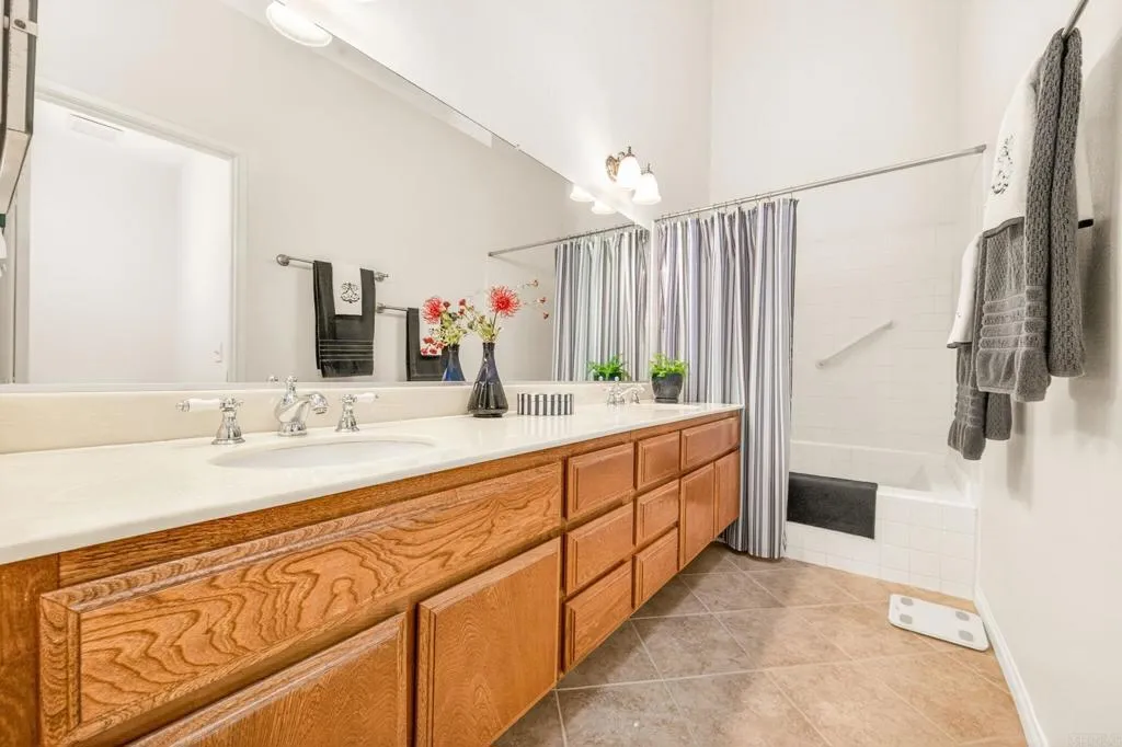 https://cdn.realtyfeed.com/cdn/127/306723868/dddac5bd5ec4919890ef55f8e47ace2e.webp