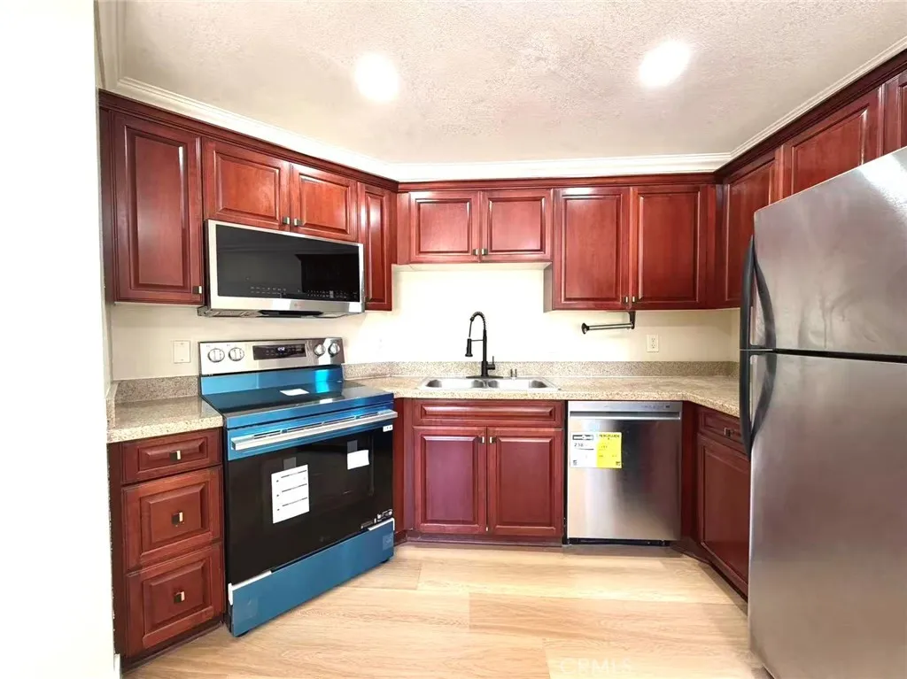 Photo #5: TR26110394 Listing: Photo #5
