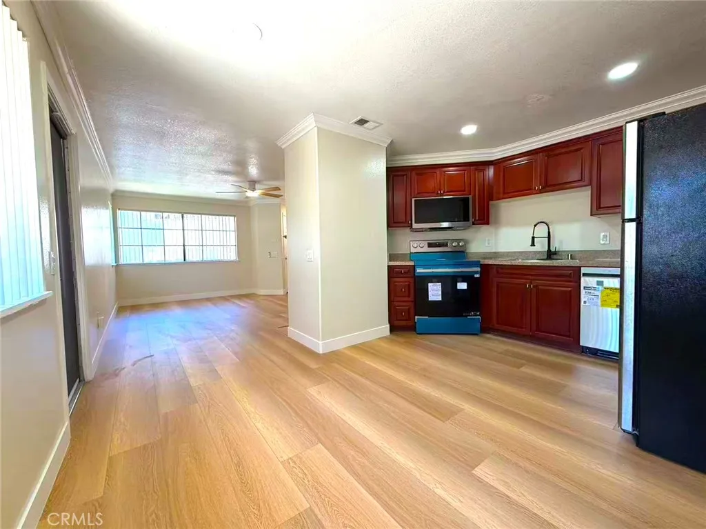 Photo #4: TR26110394 Listing: Photo #4