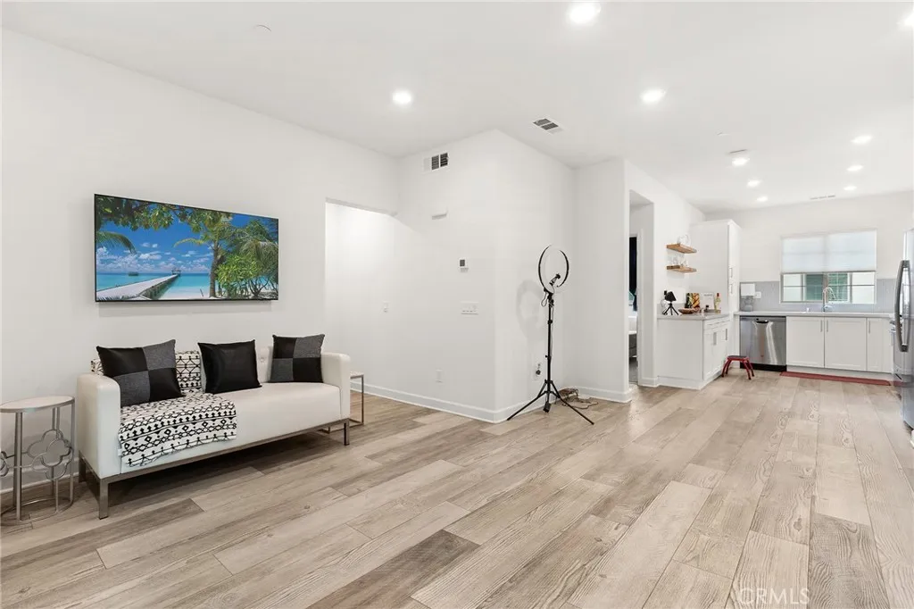 https://cdn.realtyfeed.com/cdn/127/306724483/e9c6bf0118e8b68b039a0108ec8d3995.webp
