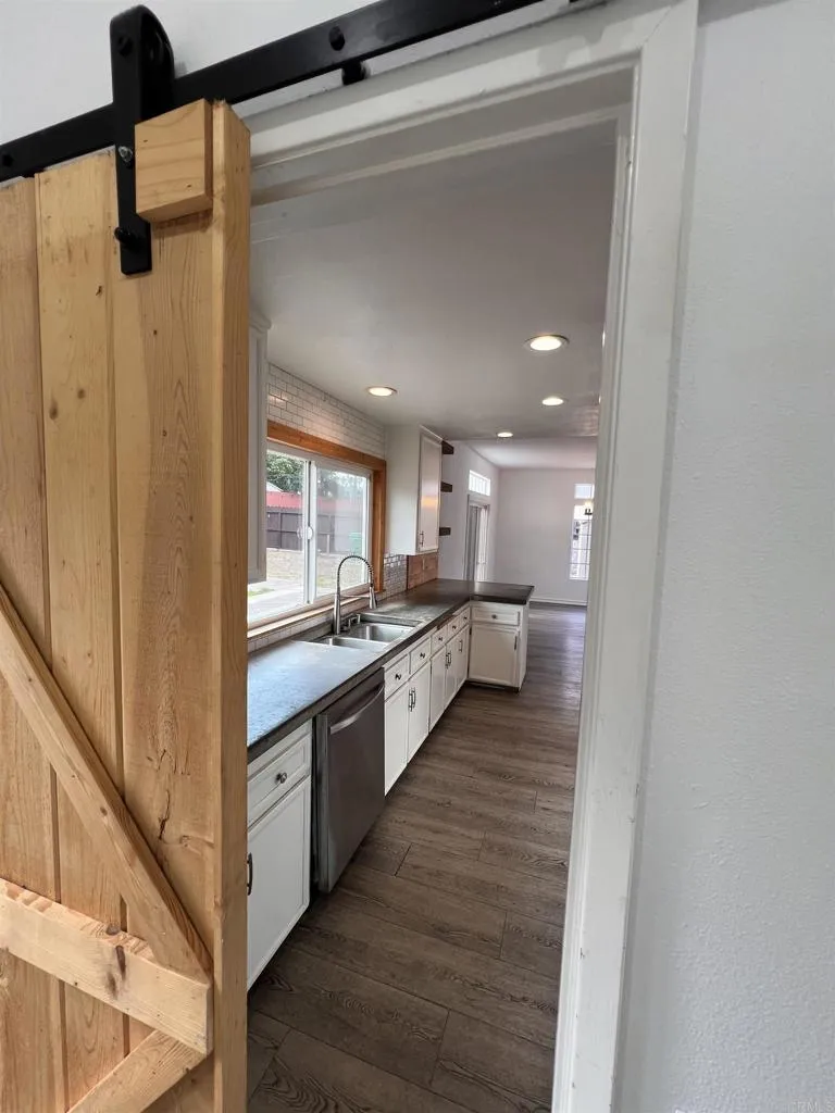 https://cdn.realtyfeed.com/cdn/127/306724815/925c6d528e19601ae718fa09189cf3f7.webp