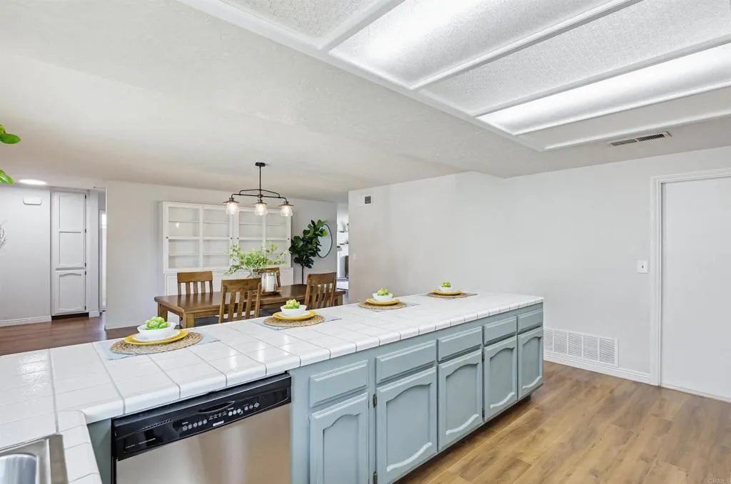 https://cdn.realtyfeed.com/cdn/127/306724984/aa2ac27afac621fce11e128606aba8dc.webp