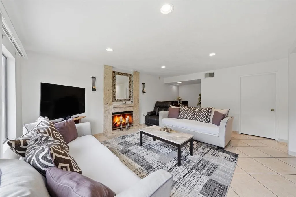 https://cdn.realtyfeed.com/cdn/127/306725042/7ef65873fe484cf0d9ca845652922ac8.webp