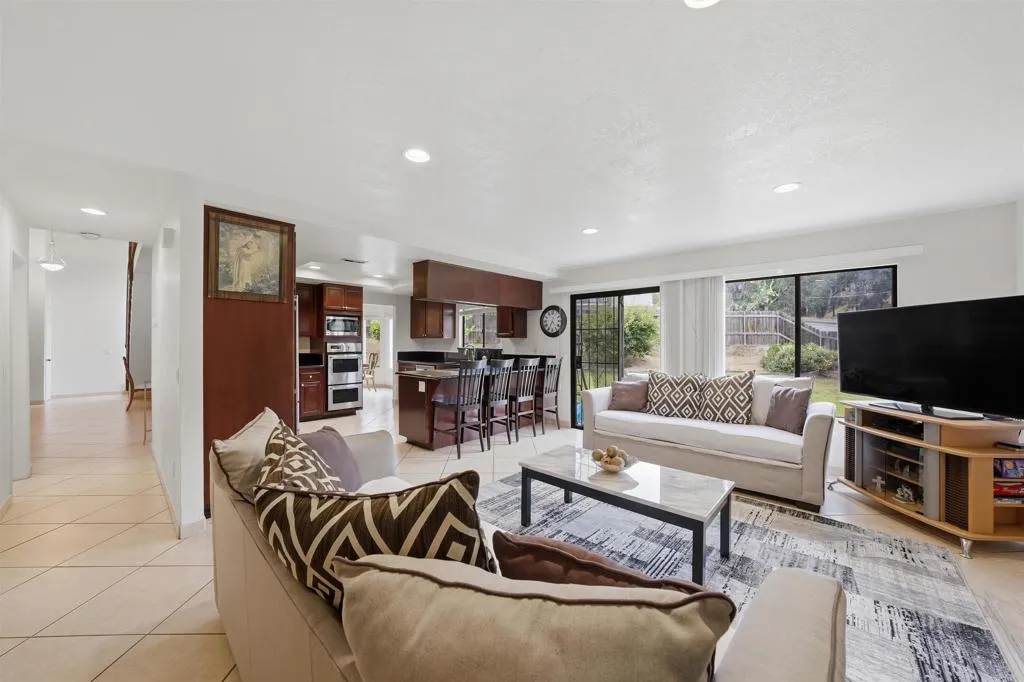https://cdn.realtyfeed.com/cdn/127/306725042/830391bc1561948ee2bc2a9d94a662a9.webp
