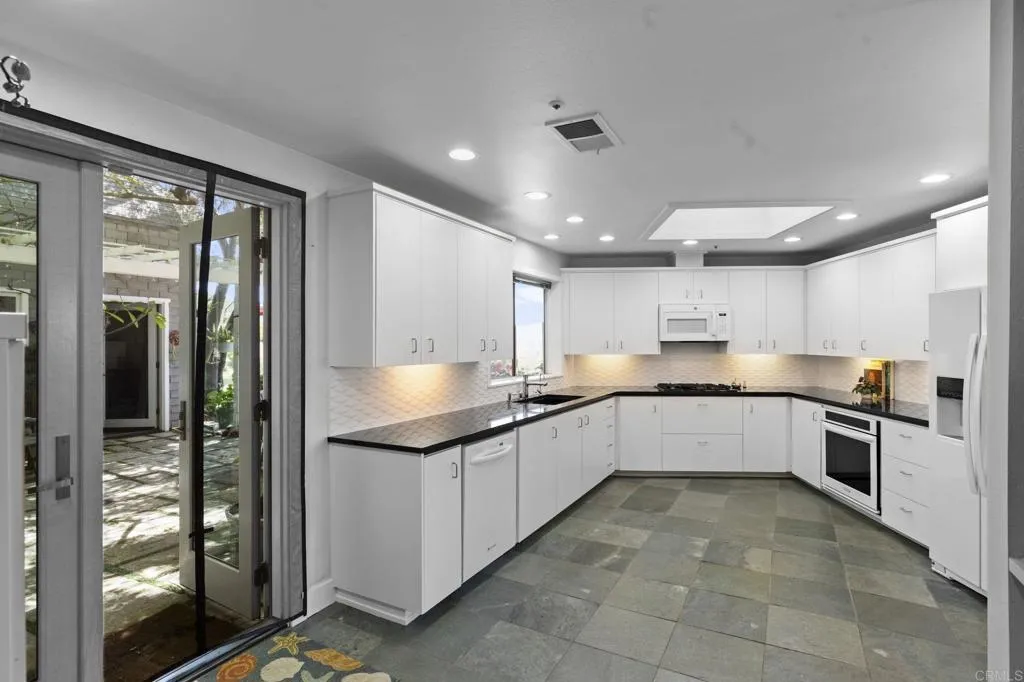 https://cdn.realtyfeed.com/cdn/127/306725145/cb0a04c563392aa9108d2d8cc218b0da.webp