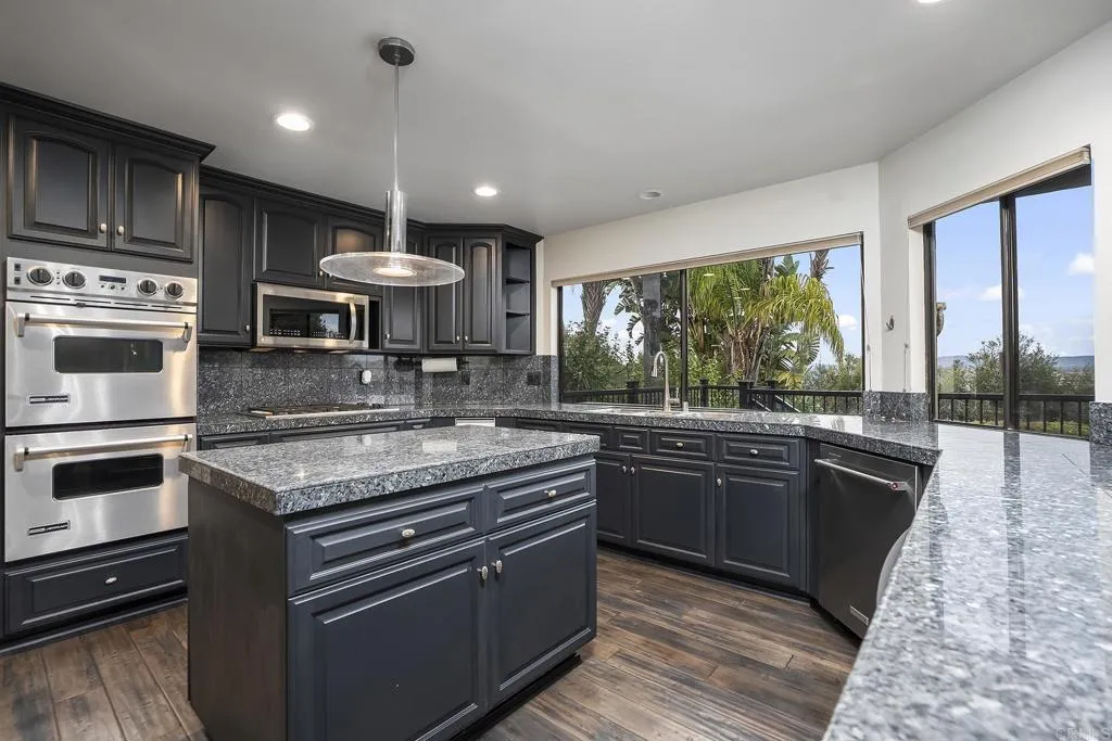 https://cdn.realtyfeed.com/cdn/127/306725245/7bb78e3ca1144b2a459b67f91a931fe1.webp