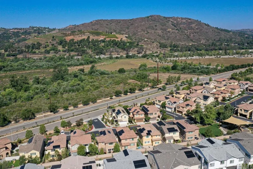 https://cdn.realtyfeed.com/cdn/127/306725467/482bd5cbff7c090318bad9ef1dc177b2.webp