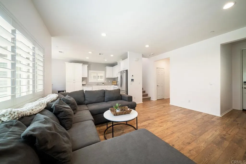 https://cdn.realtyfeed.com/cdn/127/306725467/5afd19ab3505931632dd57ca68f0ba70.webp