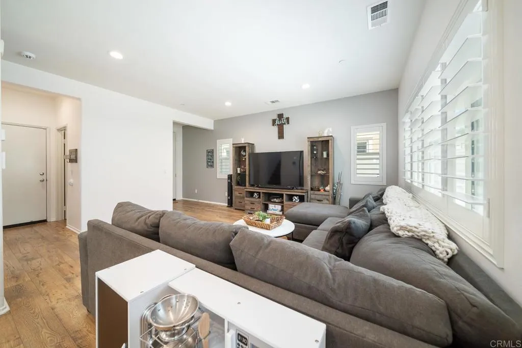 https://cdn.realtyfeed.com/cdn/127/306725467/d1b580e96790cf8218ae146b307ae41d.webp