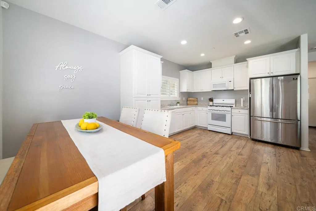 https://cdn.realtyfeed.com/cdn/127/306725467/ef0b00beb886fd4951c89cef4b6b720c.webp