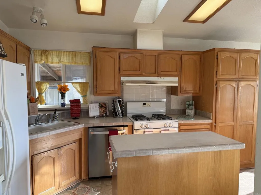 https://cdn.realtyfeed.com/cdn/127/306725683/a7f262b77821713f27cb4325131c370c.webp