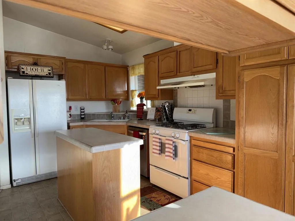 https://cdn.realtyfeed.com/cdn/127/306725683/b8c5f024e363b940e87513bcff313d48.webp