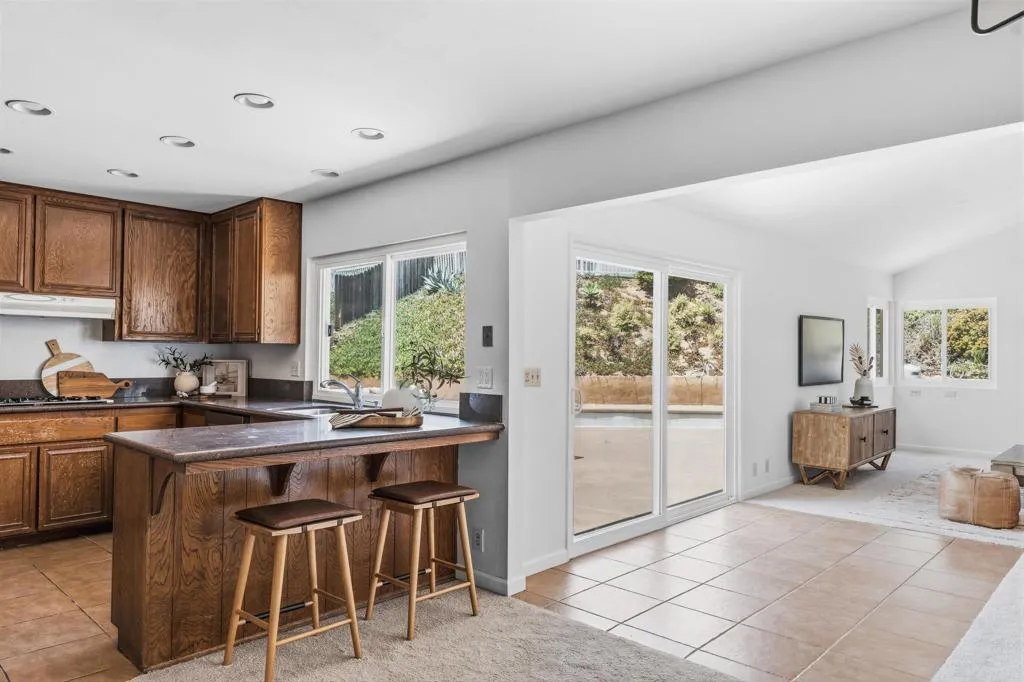 https://cdn.realtyfeed.com/cdn/127/306725738/18dcbeed0ea407f93f74720297a65ab4.webp