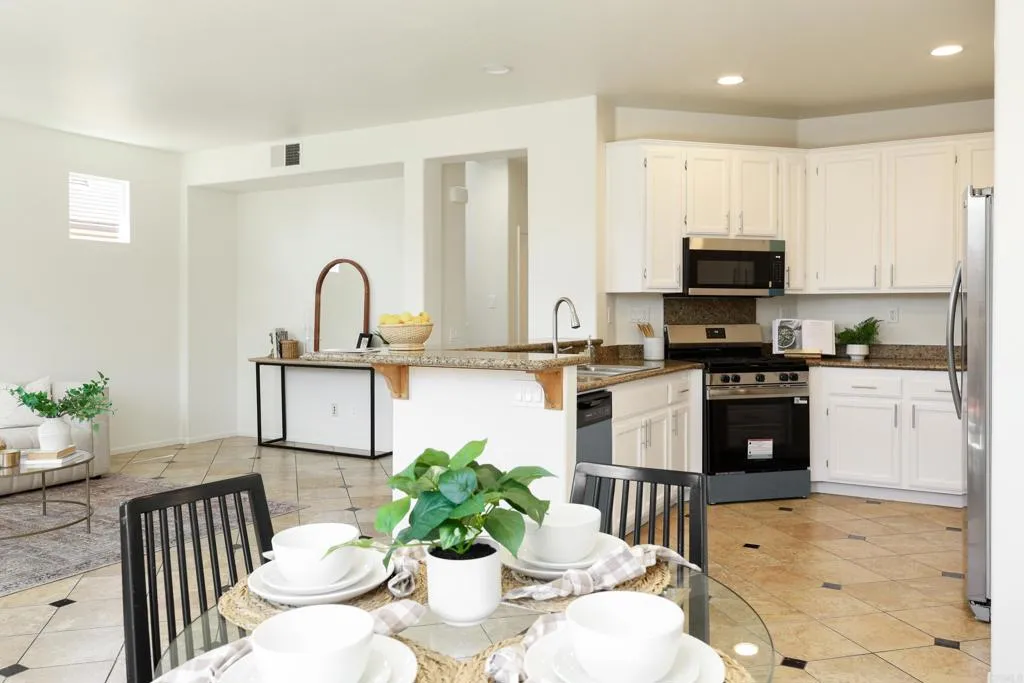 https://cdn.realtyfeed.com/cdn/127/306725739/50084adcab9485ee557690212c3becda.webp