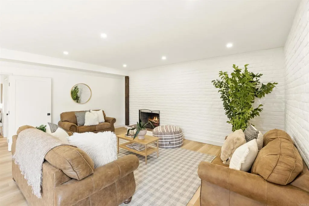 https://cdn.realtyfeed.com/cdn/127/306725904/f20043d9a961656eb0e3bfae9afecbbc.webp