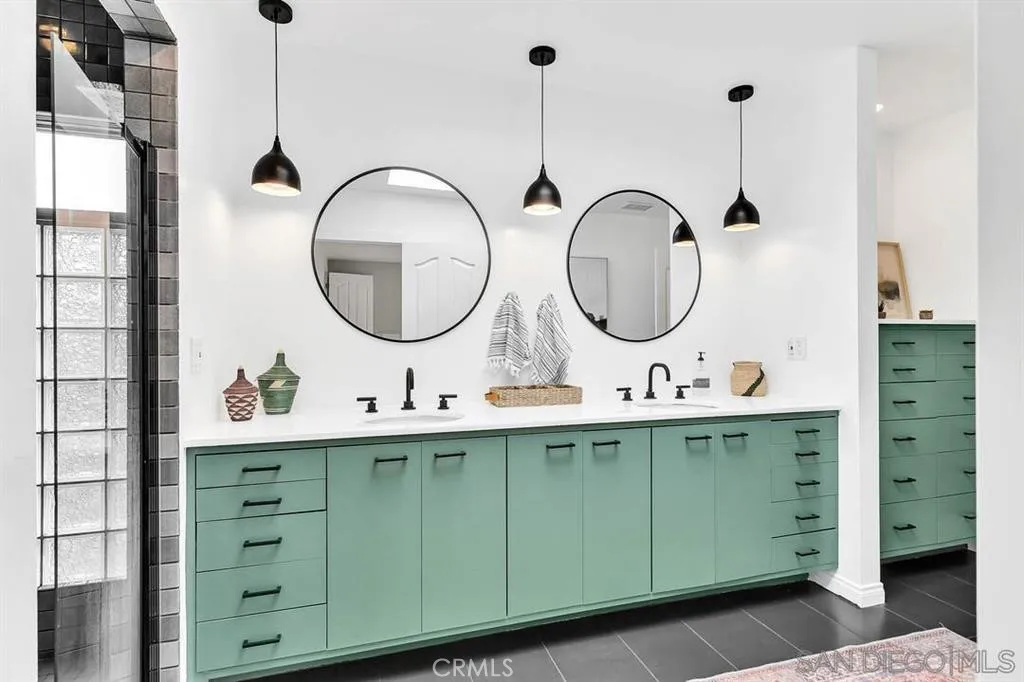 https://cdn.realtyfeed.com/cdn/127/306726225/f9f5a2c87e9e4d3bb9e9101098762e25.webp