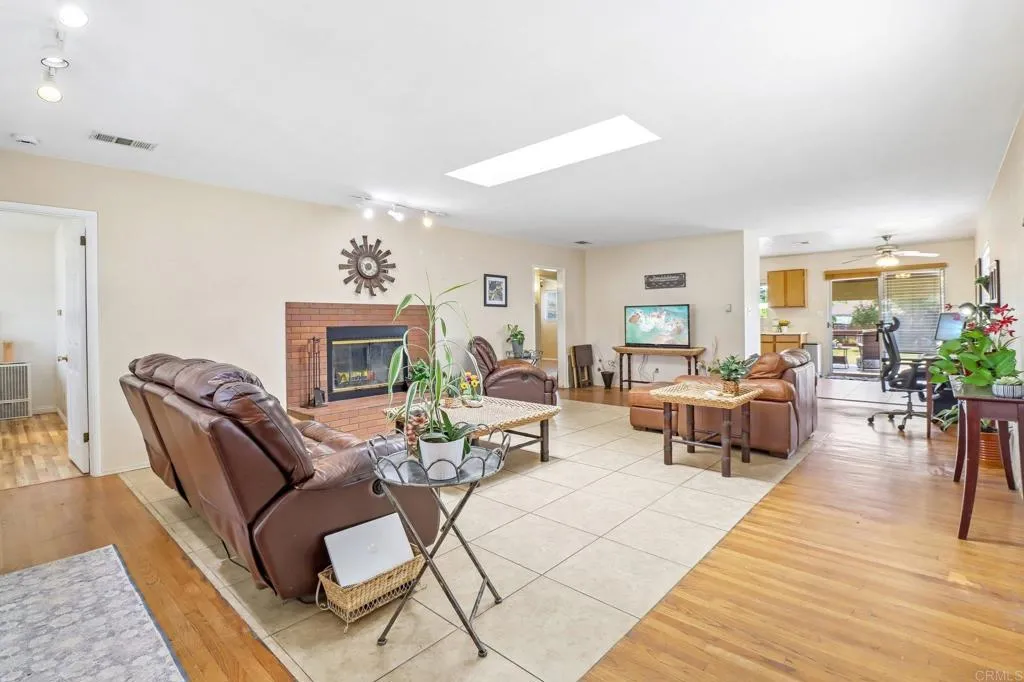 https://cdn.realtyfeed.com/cdn/127/306726755/112c42a56ccdfc03a74cedcc4d2206b0.webp