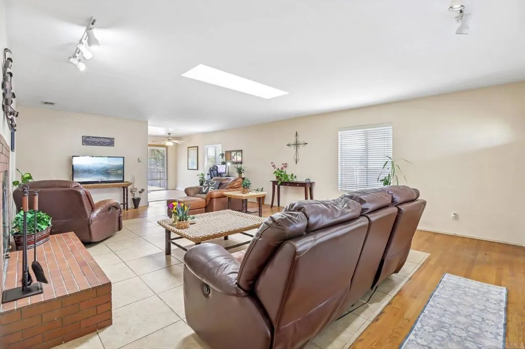 https://cdn.realtyfeed.com/cdn/127/306726755/95c69242c643c3222b7cb361e3cf3beb.webp
