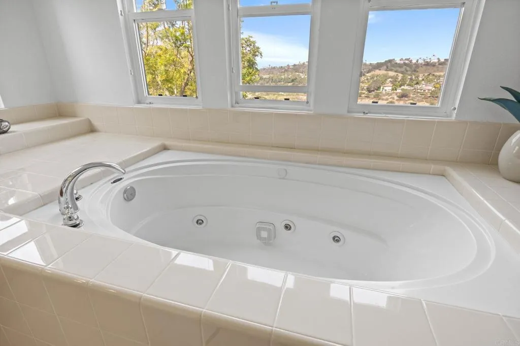 https://cdn.realtyfeed.com/cdn/127/306726879/20ed998950714768f2734424ebbea255.webp