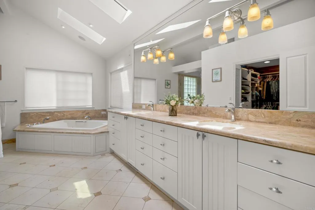 https://cdn.realtyfeed.com/cdn/127/306727238/49d7272cd00b8d7a134ed6596d9b54eb.webp