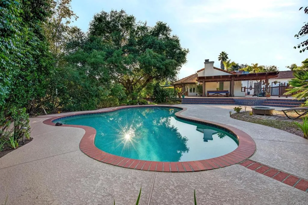 https://cdn.realtyfeed.com/cdn/127/306727249/24a5ff91a6833f038138ef09482e21a1.webp