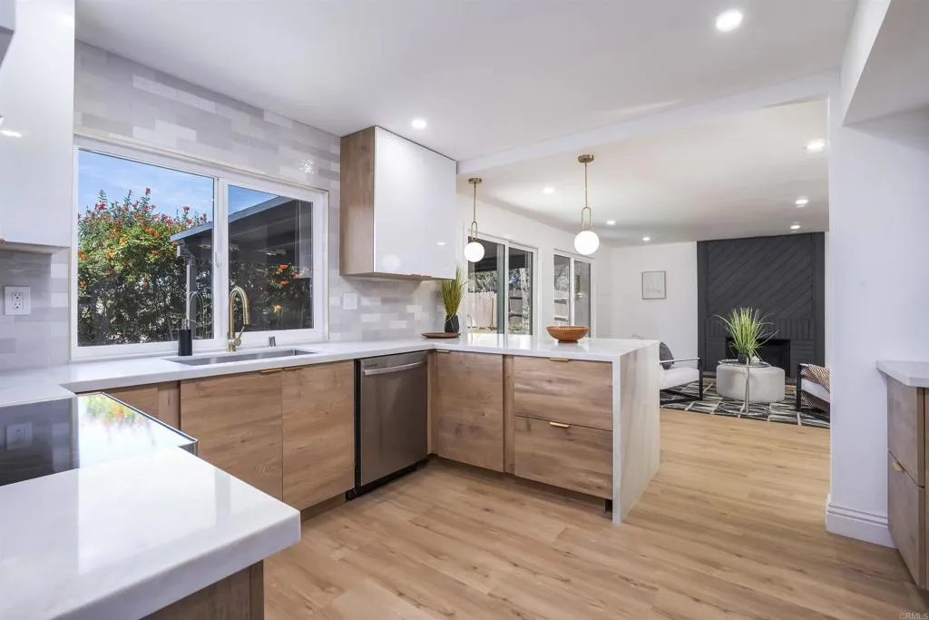 https://cdn.realtyfeed.com/cdn/127/306727364/6a842107ab7b46ec4b4eb9c016936cb1.webp