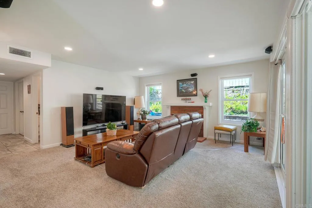 https://cdn.realtyfeed.com/cdn/127/306727372/f94e08bcd2064639f6e176e8a06edc1d.webp
