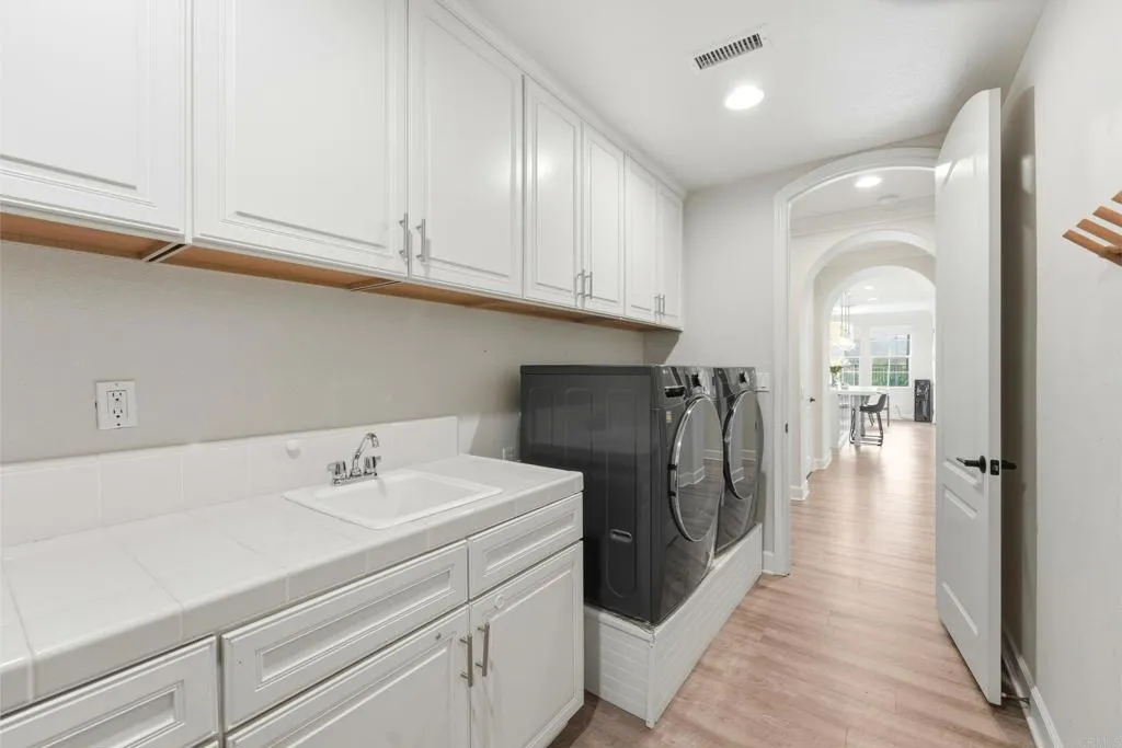 https://cdn.realtyfeed.com/cdn/127/306727448/c42e7695f2d417d67bea19cd6fef5dc4.webp