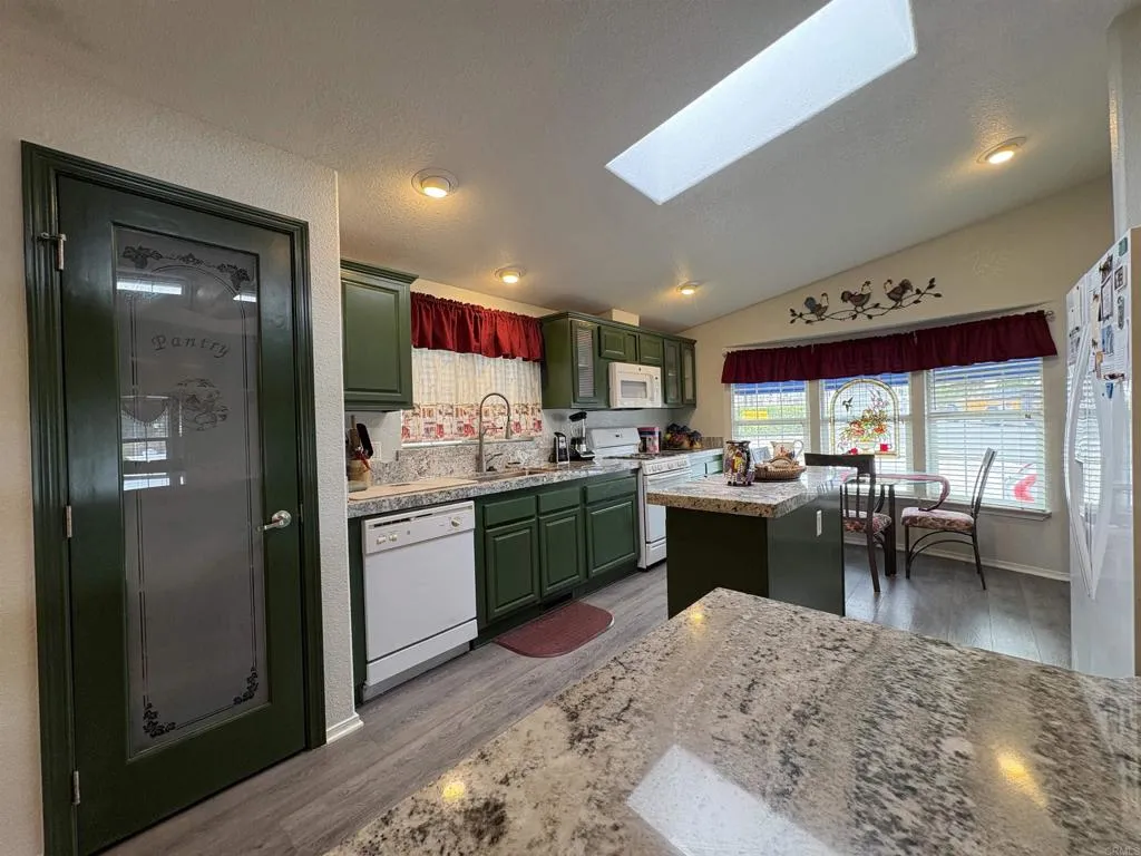 https://cdn.realtyfeed.com/cdn/127/306728113/ceda6298f4ceb92f7f3e3a2b7ff479c3.webp