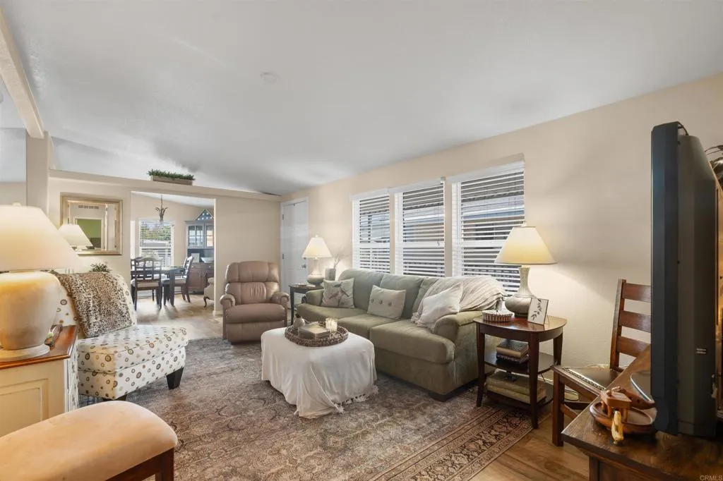 https://cdn.realtyfeed.com/cdn/127/306728176/67a5850b413ffce7614b4d73b31dae09.webp