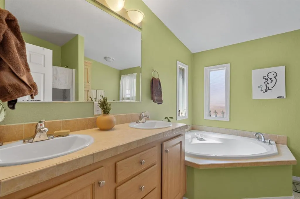 https://cdn.realtyfeed.com/cdn/127/306728176/d25ad8b530a11aaffaeae255ca273357.webp