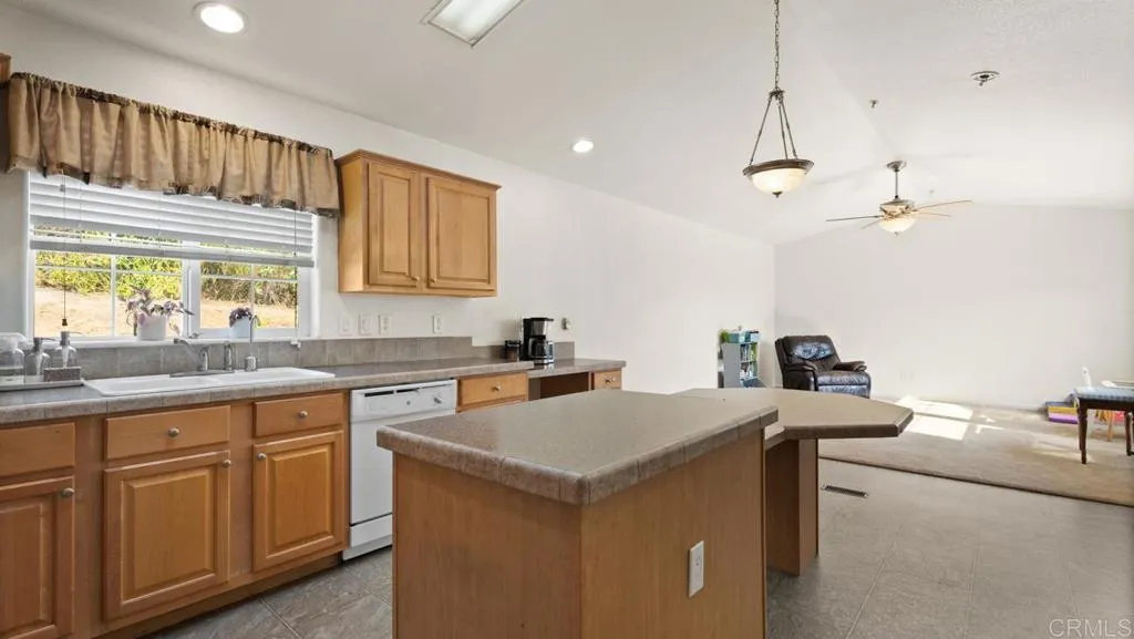 https://cdn.realtyfeed.com/cdn/127/306728547/e5862c3d4a8f043024fb7a25f772b69a.webp