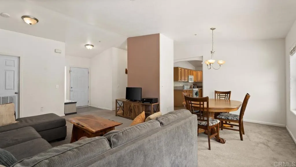 https://cdn.realtyfeed.com/cdn/127/306728547/f6fcf0ff5986f71bb643d8b597378f9f.webp