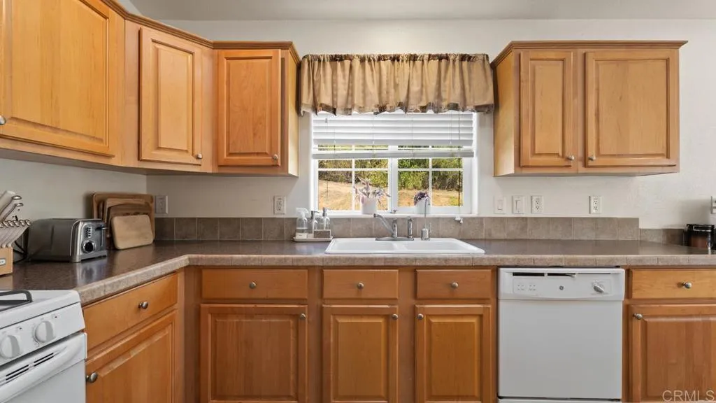 https://cdn.realtyfeed.com/cdn/127/306728547/fd5f4aa86dd9df32be8e20cfaea61f17.webp
