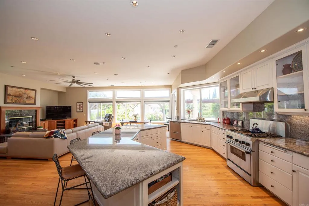https://cdn.realtyfeed.com/cdn/127/306728558/74bdb6db1929de9ce8dd725a32c140c2.webp
