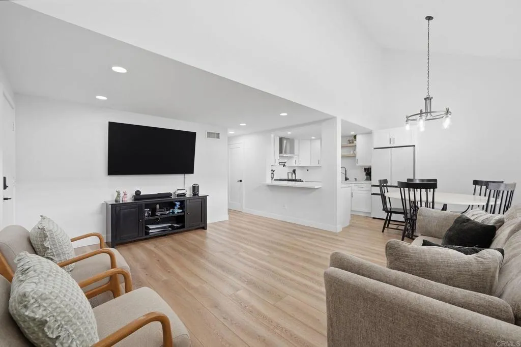 https://cdn.realtyfeed.com/cdn/127/306728708/e1c3d0a25a51d23f3aa3b106aa908785.webp