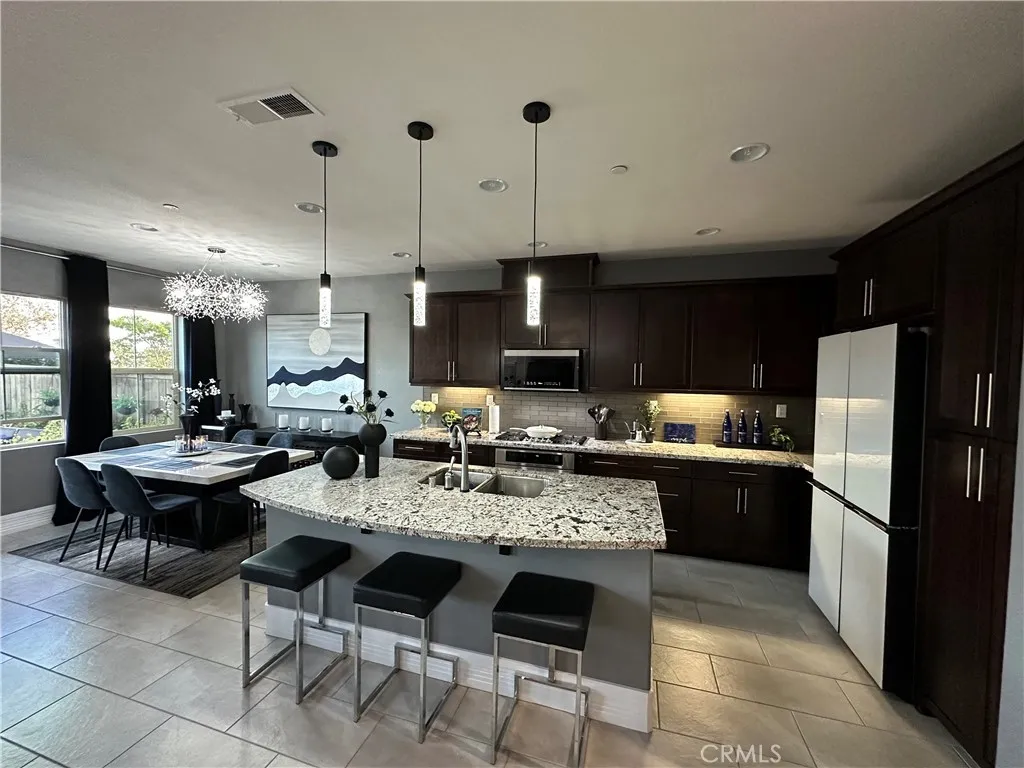 https://cdn.realtyfeed.com/cdn/127/306729053/67ad9a59555cfce6b5ae2d33b79f3197.webp