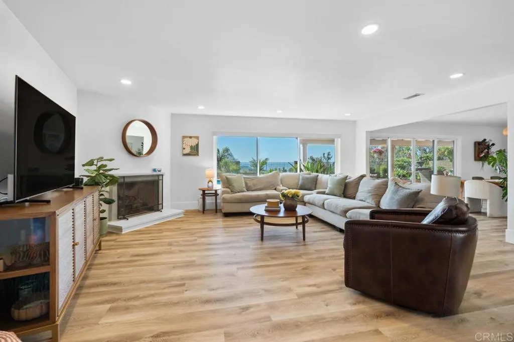 https://cdn.realtyfeed.com/cdn/127/306729301/5d799395f5764fcf03d94d1254336d0c.webp