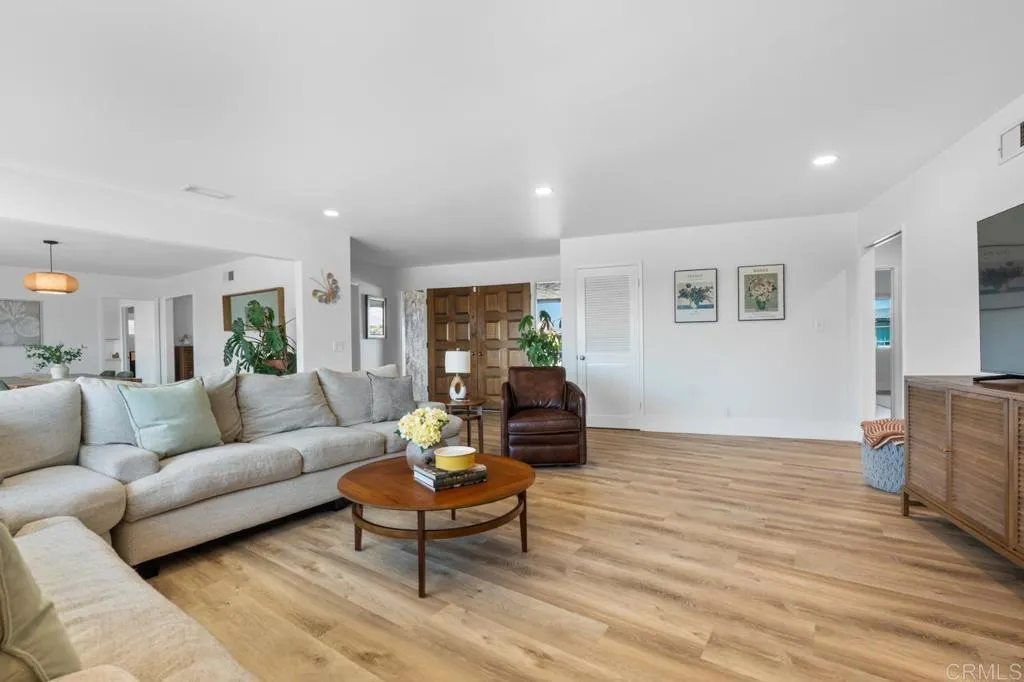 https://cdn.realtyfeed.com/cdn/127/306729301/e05c1e9cf0c34a86c95b6afceb7c20a1.webp
