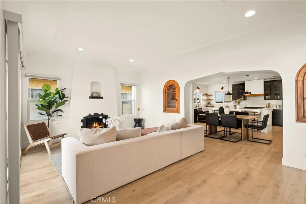 https://cdn.realtyfeed.com/cdn/127/306729601/9cbc41fe33e232438687c74d8910e1c4.webp
