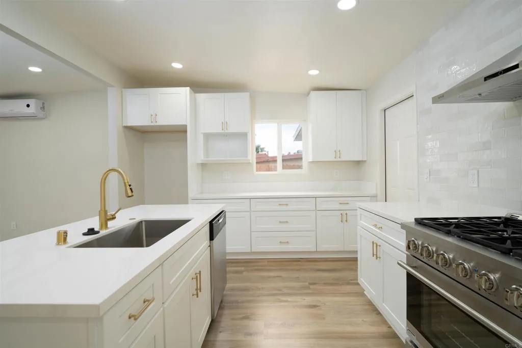 https://cdn.realtyfeed.com/cdn/127/306729645/8ea9f1625754e565bbe4d3185e59749f.webp
