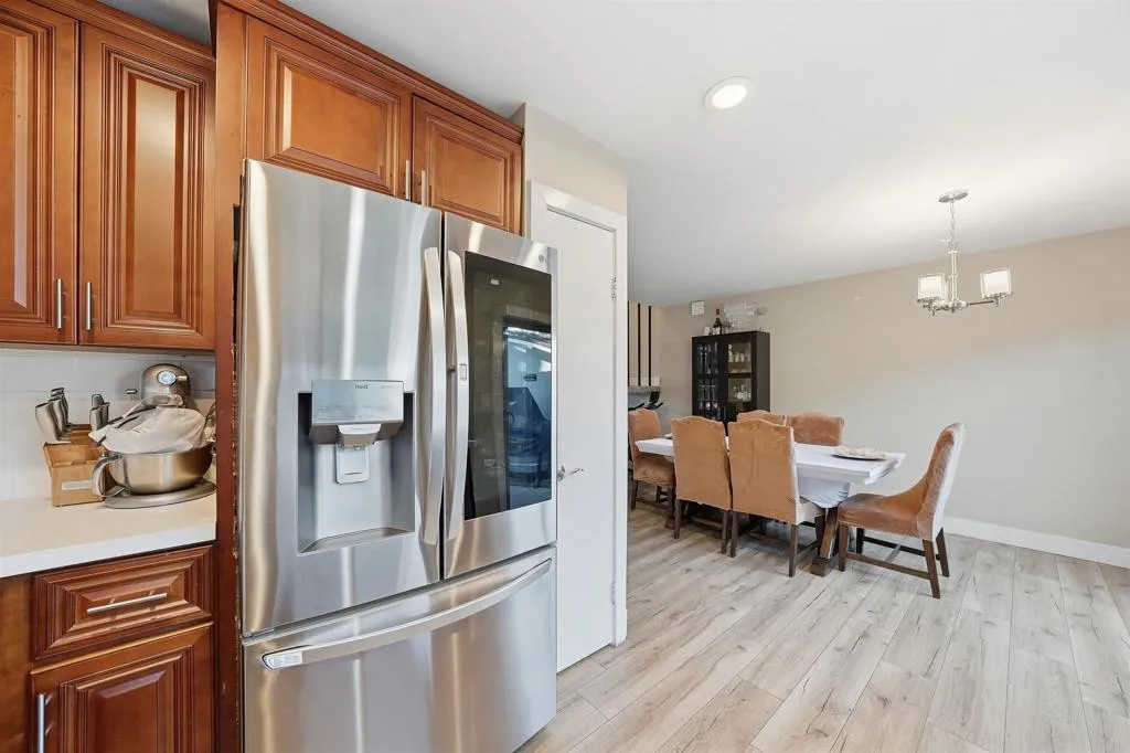 https://cdn.realtyfeed.com/cdn/127/306729812/af6ffc80471dcf796383f64138096ced.webp