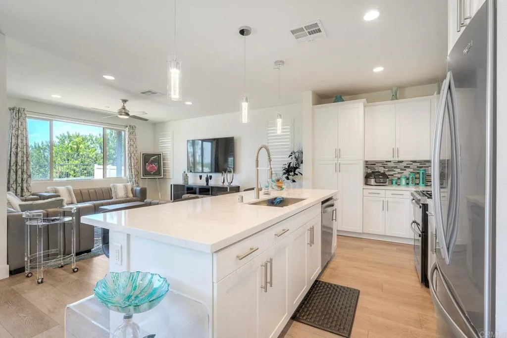 https://cdn.realtyfeed.com/cdn/127/306729828/4eeda8de9e7d6558f13e0e855ba88938.webp