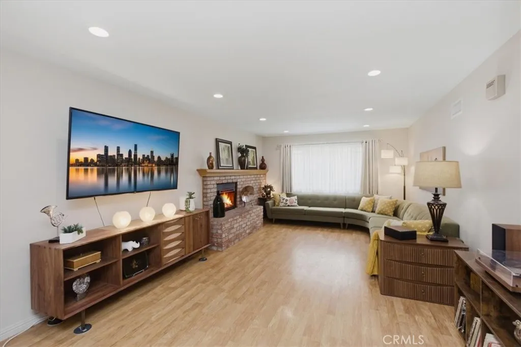 https://cdn.realtyfeed.com/cdn/127/306730704/c3017d745a9c9d584e945bf13eedf09b.webp