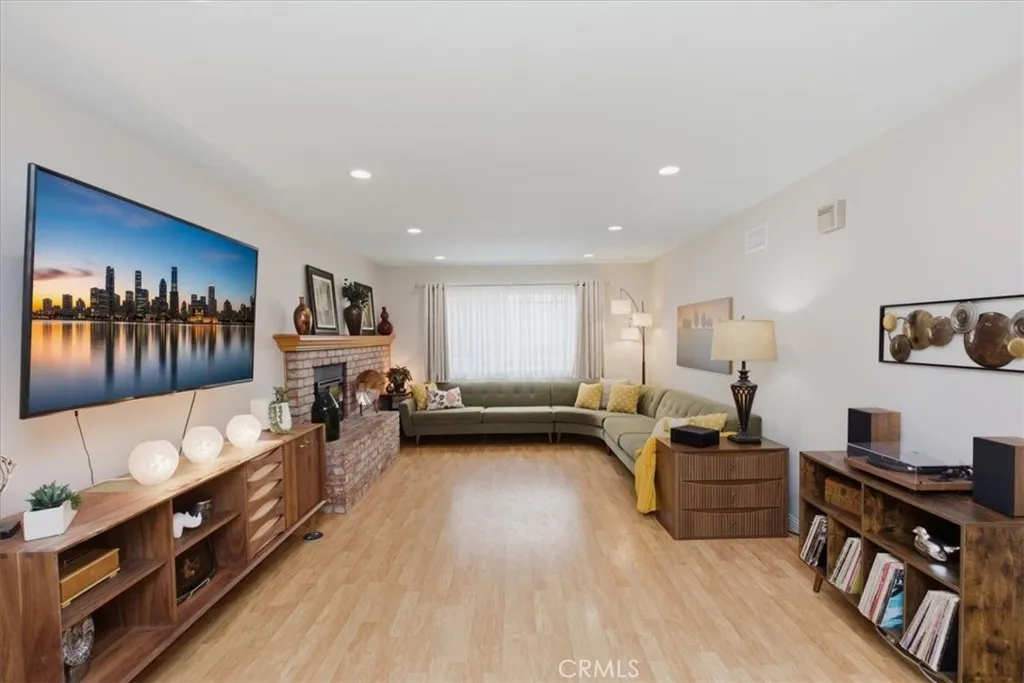 https://cdn.realtyfeed.com/cdn/127/306730704/e92e0caef657bba0ecf1aa5d3407d94c.webp