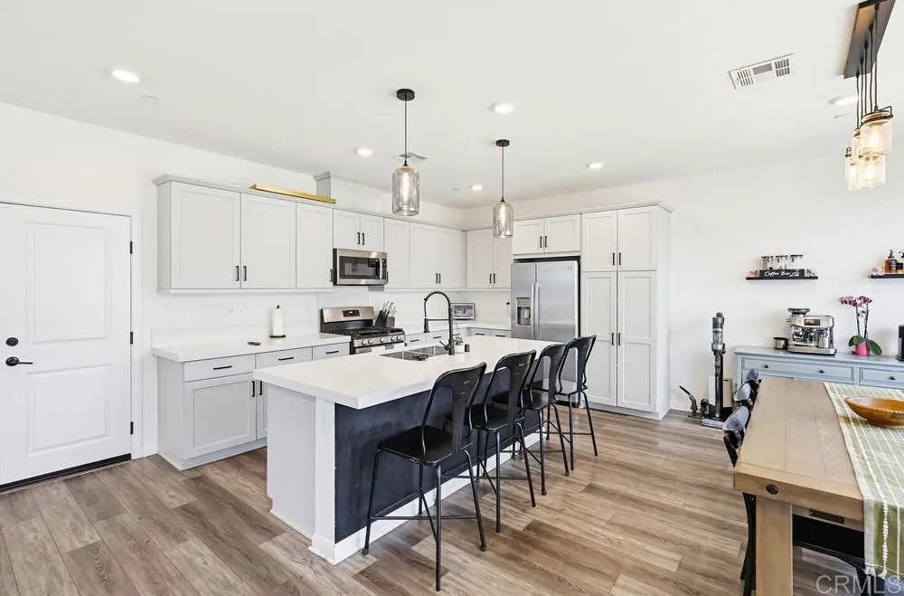 https://cdn.realtyfeed.com/cdn/127/306730886/0613d3a4b521362b778eb81638d25cf2.webp