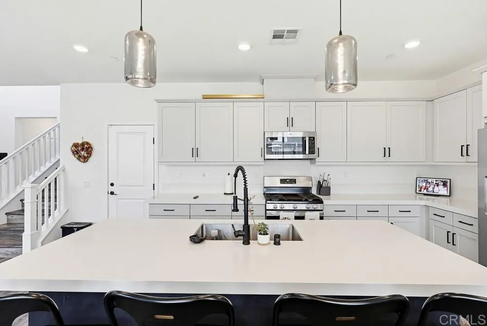 https://cdn.realtyfeed.com/cdn/127/306730886/26a990a75410d9bc725f97bca561a37b.webp