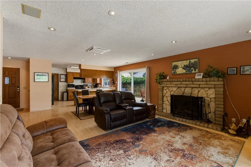 https://cdn.realtyfeed.com/cdn/127/306730894/137cbb07c7df43d147bf4f6b11e6320c.webp
